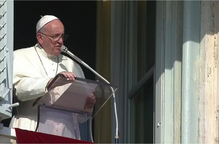 Ángelus: La Eucaristía genera y renueva a la Iglesia Ángelus: La Eucaristía genera y renueva a la Iglesia