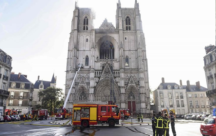 Controlan incendio en la Catedral de Nantes y abren investigación por "fuego provocado" Controlan incendio en la Catedral de Nantes y abren investigación por "fuego provocado"