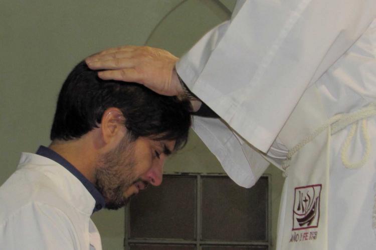 "Dios te quiere un sacerdote santo", le dijo Mons. Uriona al neopresbítero "Dios te quiere un sacerdote santo", le dijo Mons. Uriona al neopresbítero