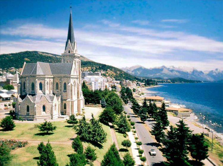 El clero de Bariloche pide el retorno de las misas con fieles y advierte sobre "discriminación religiosa" El clero de Bariloche pide el retorno de las misas con fieles y advierte sobre "discriminación religiosa"
