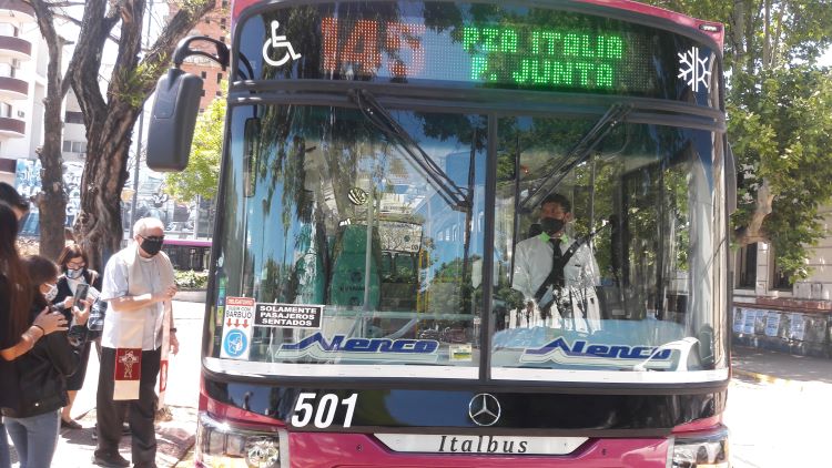 El obispo de Lomas de Zamora bendijo una nueva línea de colectivos El obispo de Lomas de Zamora bendijo una nueva línea de colectivos
