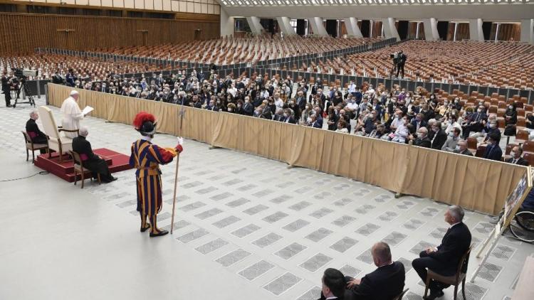 El Papa a farmacéuticos: "No tener acceso a medicinas es una injusticia" El Papa a farmacéuticos: "No tener acceso a medicinas es una injusticia"
