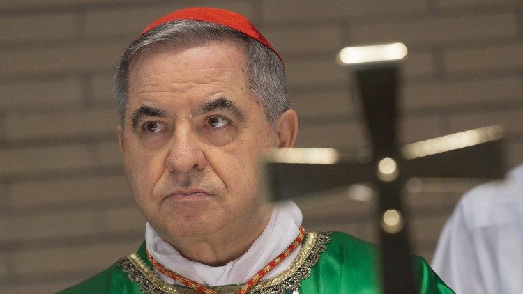 El Papa acepta la renuncia de Becciu a derechos vinculados con el cardenalato El Papa acepta la renuncia de Becciu a derechos vinculados con el cardenalato