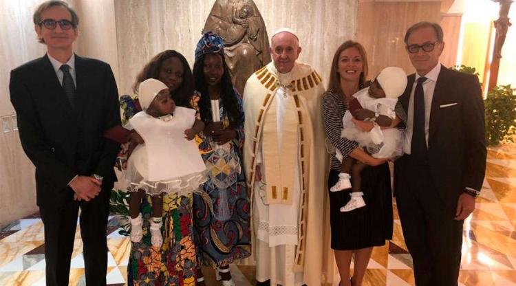 El Papa bautizó a las siamesas separadas en hospital del Vaticano El Papa bautizó a las siamesas separadas en hospital del Vaticano