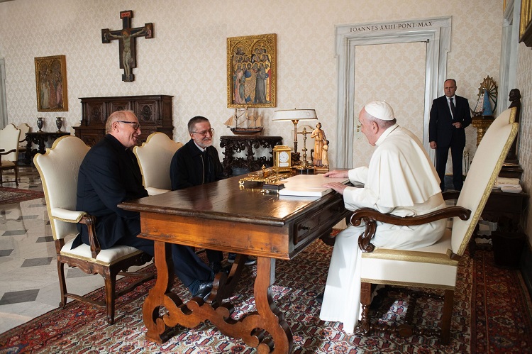 El Papa recibió al misionero secuestrado durante dos años por yihadistas El Papa recibió al misionero secuestrado durante dos años por yihadistas