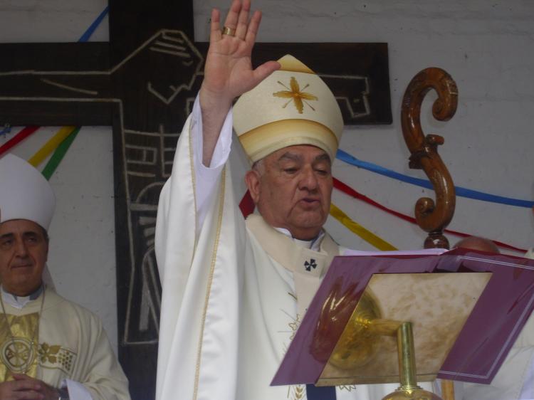El Papa saludó a Mons. Sigampa por sus bodas de oro sacerdotales El Papa saludó a Mons. Sigampa por sus bodas de oro sacerdotales