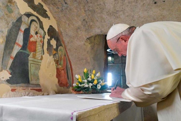 Francisco firma en Asís su tercera encíclica Fratelli tutti Francisco firma en Asís su tercera encíclica Fratelli tutti
