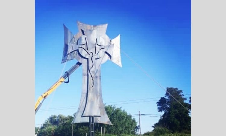 Héroes de Malvinas le obsequian a Francisco la escultura del Cristo Obrero Héroes de Malvinas le obsequian a Francisco la escultura del Cristo Obrero