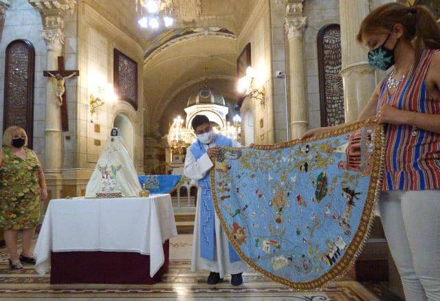 La Virgen del Valle ya luce su nuevo manto de fiesta La Virgen del Valle ya luce su nuevo manto de fiesta