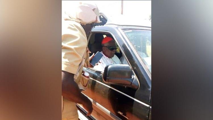 Liberan al cardenal Christian Tumi secuestrado en Camerún Liberan al cardenal Christian Tumi secuestrado en Camerún