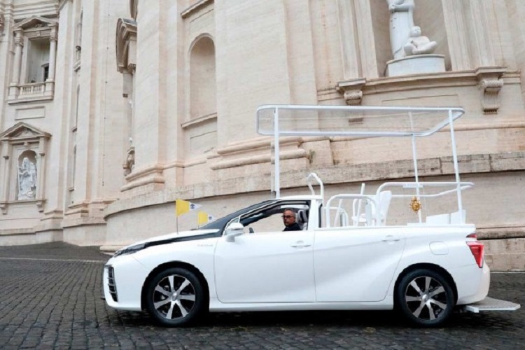 Los obispos japoneses regalan al Papa un papamóvil propulsado por hidrógeno Los obispos japoneses regalan al Papa un papamóvil propulsado por hidrógeno