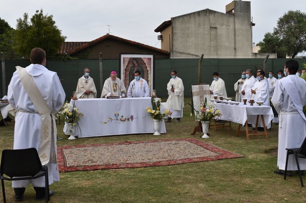 Mons. Lugones ordenó dos sacerdotes para Lomas de Zamora Mons. Lugones ordenó dos sacerdotes para Lomas de Zamora