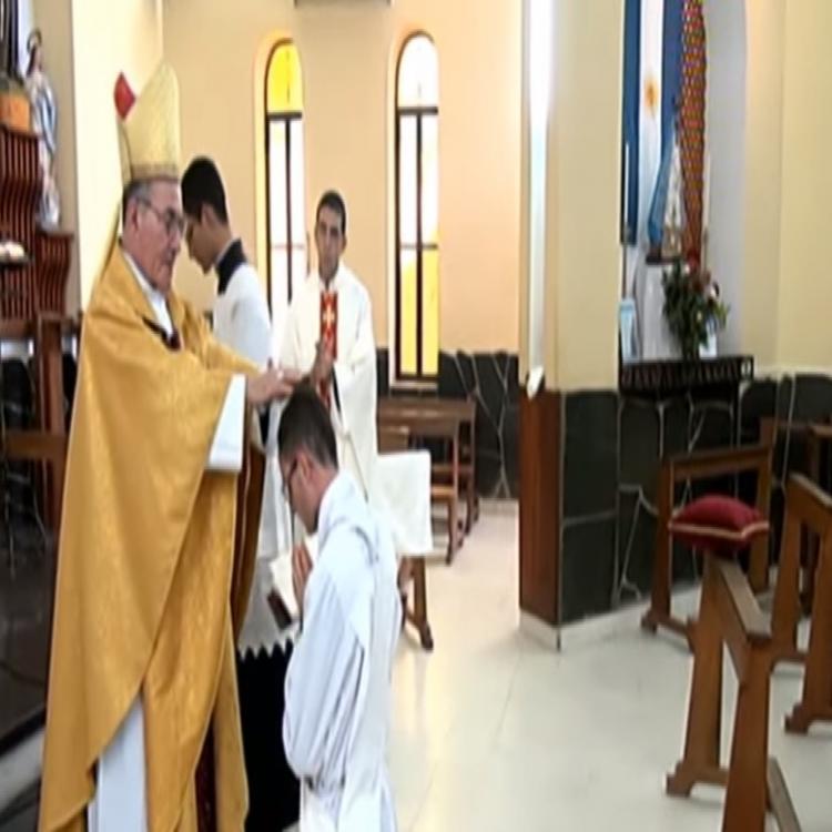 Mons. Martínez Perea ordenó un nuevo sacerdote para San Luis Mons. Martínez Perea ordenó un nuevo sacerdote para San Luis