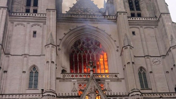 Un monaguillo de Nantes confesó haber provocado el incendio de la Catedral Un monaguillo de Nantes confesó haber provocado el incendio de la Catedral