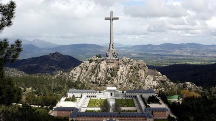 Valle de los Caídos: El gobierno expulsará a los benedictinos y se plantea derribar la Cruz Valle de los Caídos: El gobierno expulsará a los benedictinos y se plantea derribar la Cruz