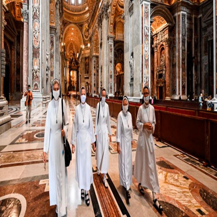 Vuelven los fieles y los turistas a la Basílica de San Pedro respetando medidas de seguridad Vuelven los fieles y los turistas a la Basílica de San Pedro respetando medidas de seguridad