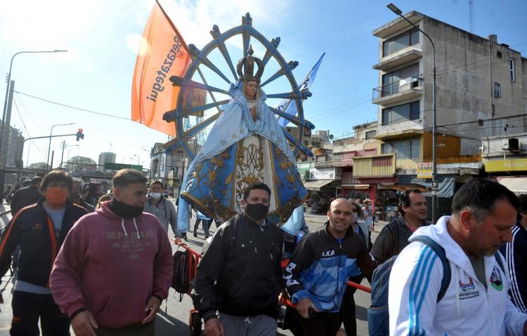 Acompañados por la imagen de la Virgen, miles de devotos caminan a Luján Acompañados por la imagen de la Virgen, miles de devotos caminan a Luján