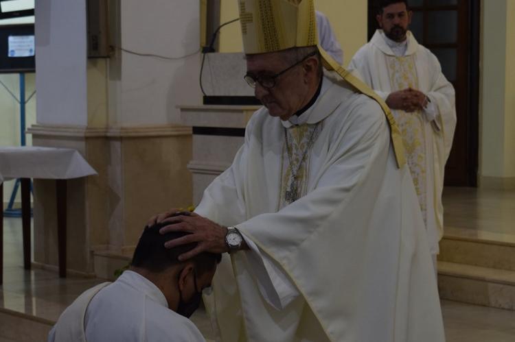 Alegría del obispo de Posadas tras la ordenación de un nuevo sacerdote Alegría del obispo de Posadas tras la ordenación de un nuevo sacerdote