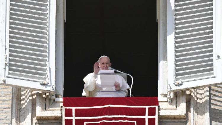 Ángelus del Papa: "Abrir nuestros corazones al amor infinito de Dios" Ángelus del Papa: "Abrir nuestros corazones al amor infinito de Dios"