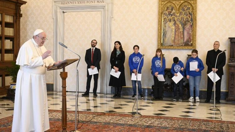 Ángelus: La Palabra de Jesús vence el mal presente en el hombre y en el mundo Ángelus: La Palabra de Jesús vence el mal presente en el hombre y en el mundo