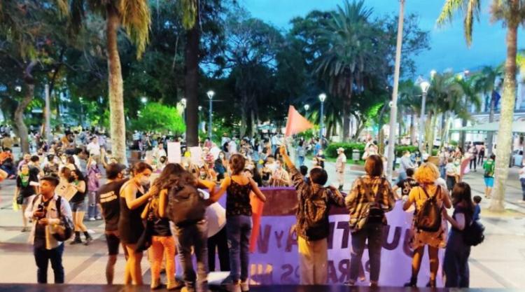 Bolivia: Lamentan agresión violenta frente a la catedral por grupo de feministas Bolivia: Lamentan agresión violenta frente a la catedral por grupo de feministas