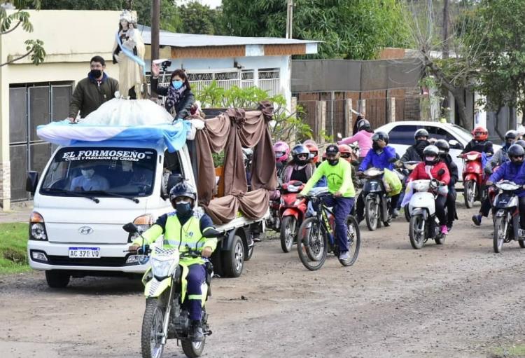 Caravana con la imagen de la Virgen del Carmen en la fiesta patronal de Formosa Caravana con la imagen de la Virgen del Carmen en la fiesta patronal de Formosa