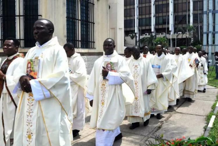 Crece el número de sacerdotes en África y Asia y disminuye en Europa y América Crece el número de sacerdotes en África y Asia y disminuye en Europa y América