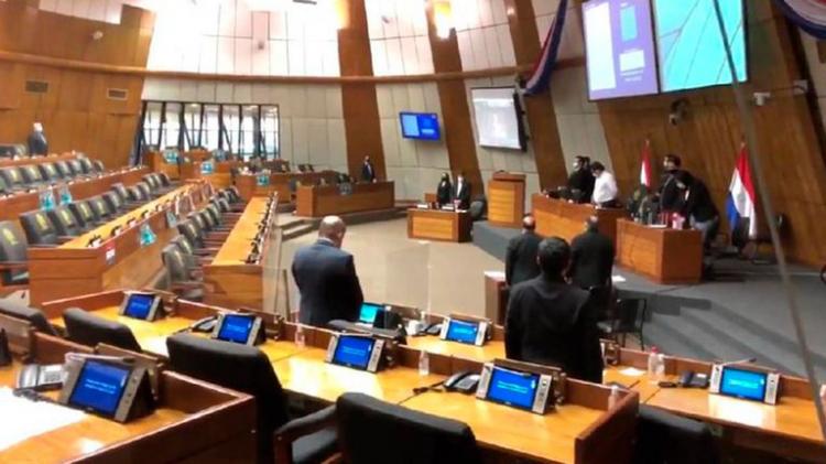 Diputados paraguayos hicieron un minuto de silencio por el aborto en Argentina Diputados paraguayos hicieron un minuto de silencio por el aborto en Argentina