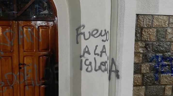 Dolor por las pintadas ofensivas en la parroquia de El Bolsón Dolor por las pintadas ofensivas en la parroquia de El Bolsón