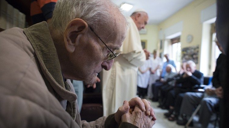 El Papa a los sacerdotes ancianos: la vejez no es una enfermedad El Papa a los sacerdotes ancianos: la vejez no es una enfermedad