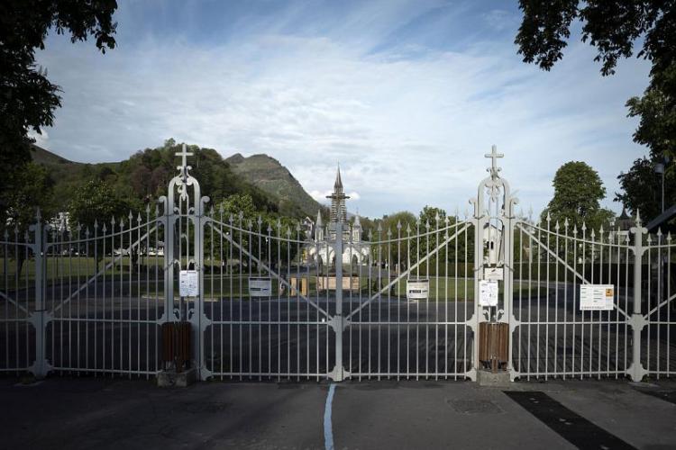 El Santuario de Lourdes vuelve a recibir peregrinos y la visita del presidente francés El Santuario de Lourdes vuelve a recibir peregrinos y la visita del presidente francés