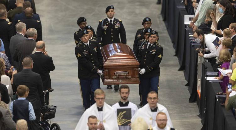 Capellán militar es enterrado con honores 70 años después de haber muerto Capellán militar es enterrado con honores 70 años después de haber muerto