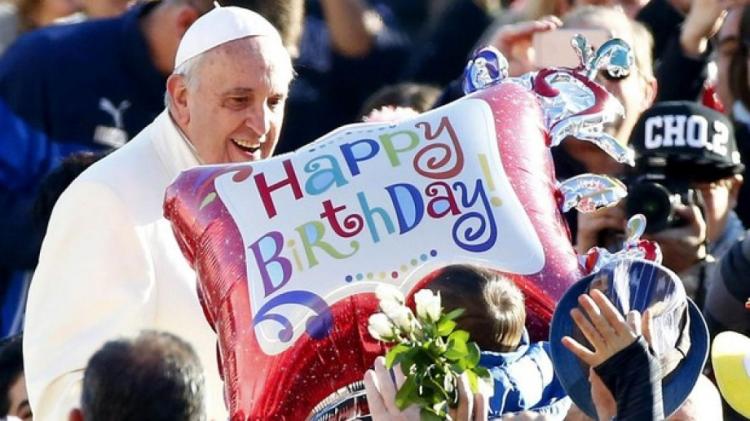 Francisco cumple 85 años y lo celebra con un grupo de refugiados Francisco cumple 85 años y lo celebra con un grupo de refugiados