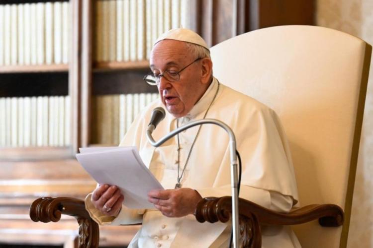 Francisco: "María está siempre allí, a nuestro lado, es nuestra Madre" Francisco: "María está siempre allí, a nuestro lado, es nuestra Madre"