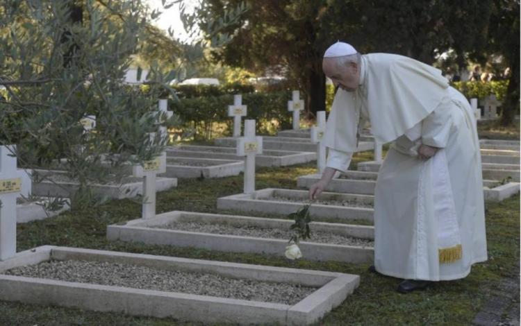 En el Cementerio Militar Francés de Roma, Francisco rezó por el fin de las guerras En el Cementerio Militar Francés de Roma, Francisco rezó por el fin de las guerras