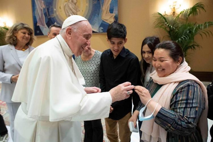 Francisco se reunió con familias cristianas que huyeron de Afganistán Francisco se reunió con familias cristianas que huyeron de Afganistán