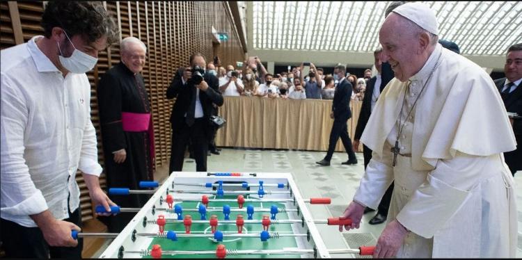 Fuera de programa el papa Francisco jugó al metegol durante la audiencia general Fuera de programa el papa Francisco jugó al metegol durante la audiencia general