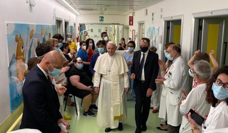 Gratitud y afecto del Papa hacia el personal del Hospital Gemelli Gratitud y afecto del Papa hacia el personal del Hospital Gemelli