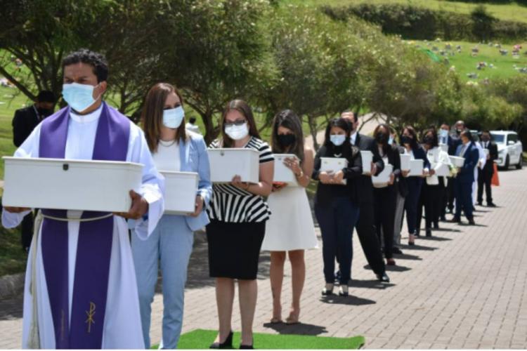 Quito: Celebran el funeral por 25 bebés que fueron abortados y abandonados Quito: Celebran el funeral por 25 bebés que fueron abortados y abandonados