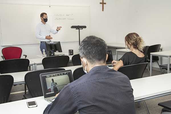 La UCA equipó 275 aulas para brindar clases virtuales y presenciales en simultáneo La UCA equipó 275 aulas para brindar clases virtuales y presenciales en simultáneo