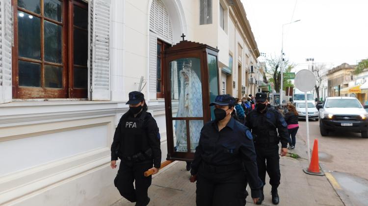 La Virgen del Rosario recorre Goya y visitó la delegación de la Policía Federal La Virgen del Rosario recorre Goya y visitó la delegación de la Policía Federal
