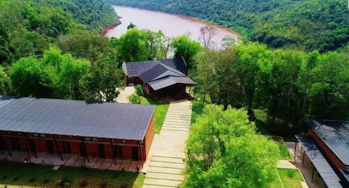A orillas del río, el clero de Puerto Iguazú realiza ejercicios espirituales A orillas del río, el clero de Puerto Iguazú realiza ejercicios espirituales