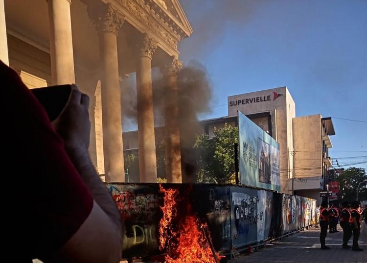 Mons. Barba repudió "violencia manifiesta" contra la catedral de San Luis Mons. Barba repudió "violencia manifiesta" contra la catedral de San Luis