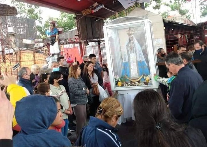 Mons. Canecín llevó la imagen peregrina de la Virgen de Itatí al predio de la Cruz Gil Mons. Canecín llevó la imagen peregrina de la Virgen de Itatí al predio de la Cruz Gil