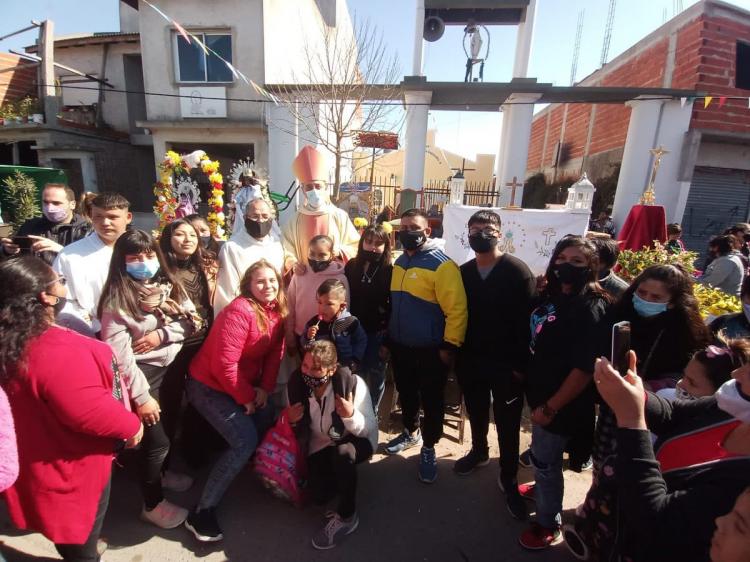 Mons. Fernández con la comunidad boliviana en la fiesta de la Virgen de Copacabana Mons. Fernández con la comunidad boliviana en la fiesta de la Virgen de Copacabana