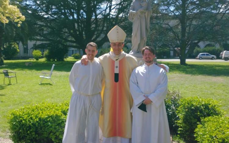 Mons. Fernández confirió el ministerio del acolitado a dos seminaristas platenses Mons. Fernández confirió el ministerio del acolitado a dos seminaristas platenses