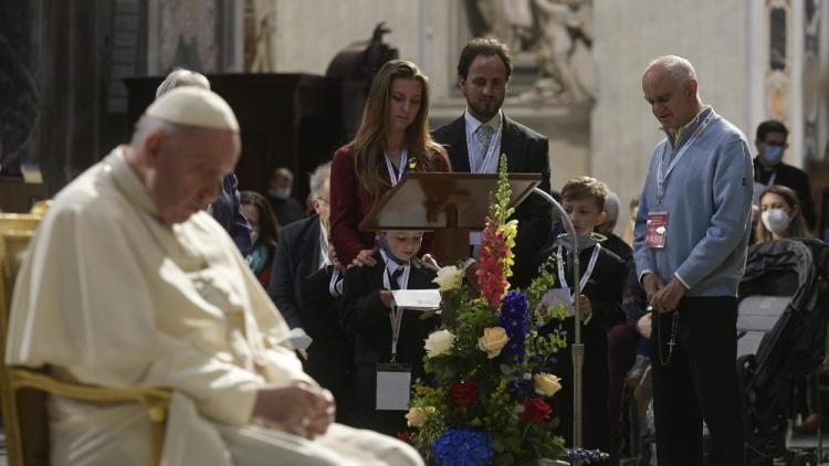 Mons. Fisichella: "Gracias al Papa, revive el Rosario en familia" Mons. Fisichella: "Gracias al Papa, revive el Rosario en familia"