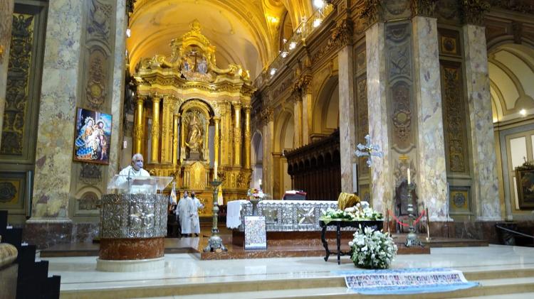 Mons. Lozano "abraza" a familiares de Cromañón a 17 años de la tragedia Mons. Lozano "abraza" a familiares de Cromañón a 17 años de la tragedia