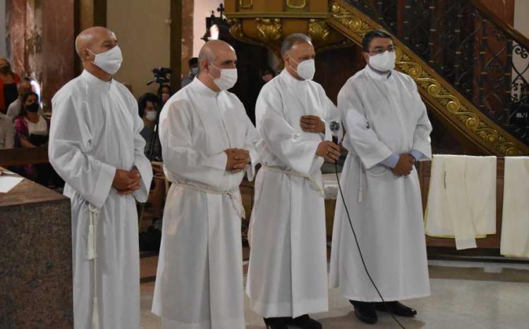 Mons. Lugones alienta al servicio a los cuatro nuevos diáconos permanentes Mons. Lugones alienta al servicio a los cuatro nuevos diáconos permanentes