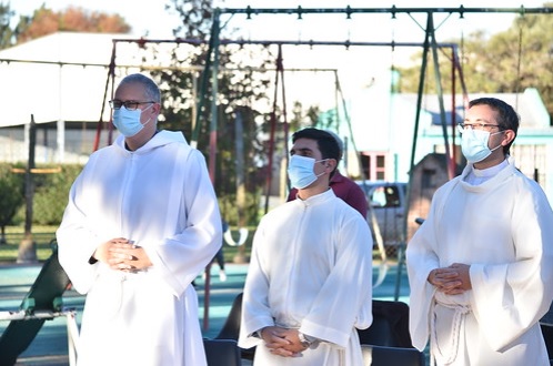 Mons. Lugones ordenó tres diáconos camino al sacerdocio Mons. Lugones ordenó tres diáconos camino al sacerdocio